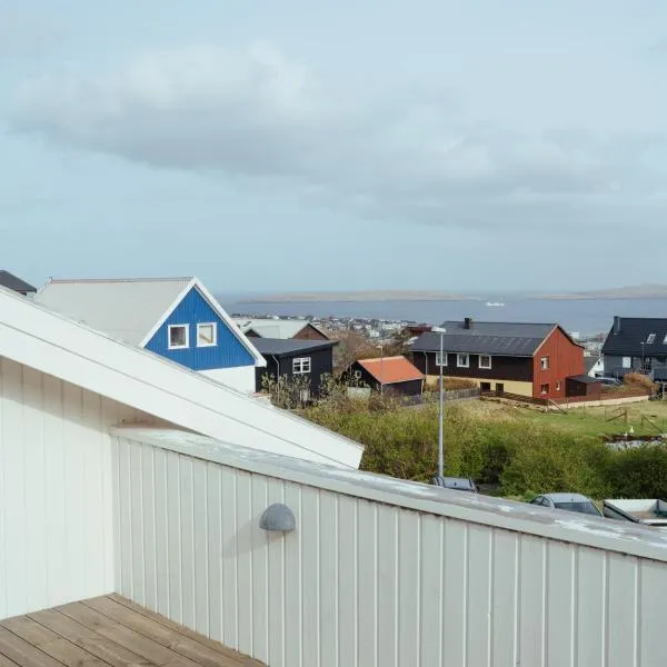 2BR Apt - Balcony and Sea Views - Parking - Tórshavn, hotel em Tórshavn