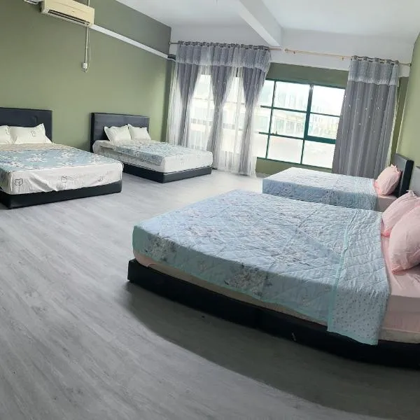 Check In Studio Homestay 15pax 1 Big Room with 4 kingsize 2 single matress Spacious space Super Budget, hotel in Sibu
