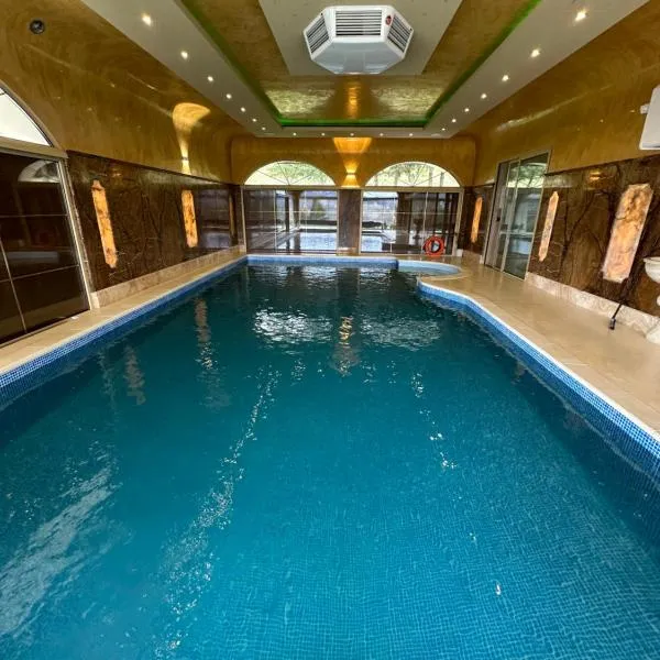 Dom na Wyłączność z Wanną z Hydromasażem, Sauną i Basenem，位于Mucharz的酒店