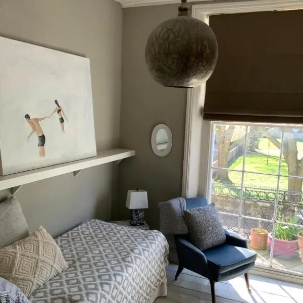 Beautiful, airy flat with Park views, hotel di Old Milverton