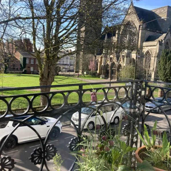 Beautiful, airy flat with Park views, hotel v destinaci Old Milverton