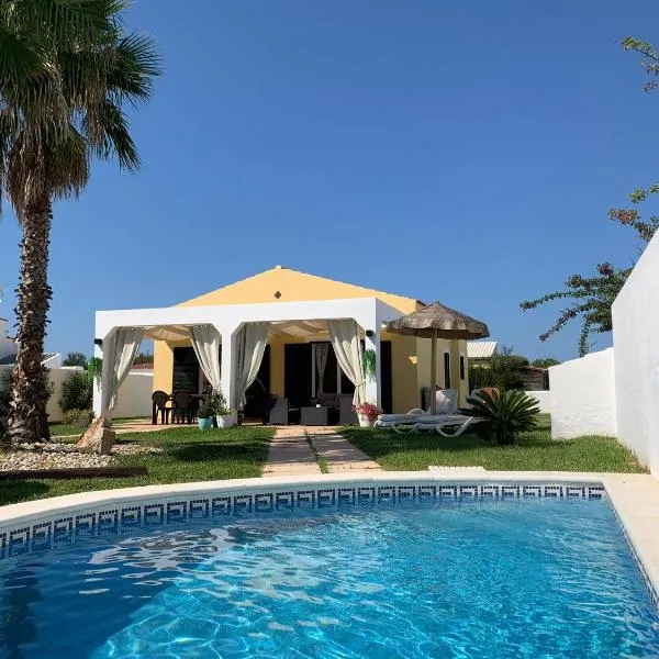 Chalet con piscina en Menorca, hotel en Cala'n Bosch
