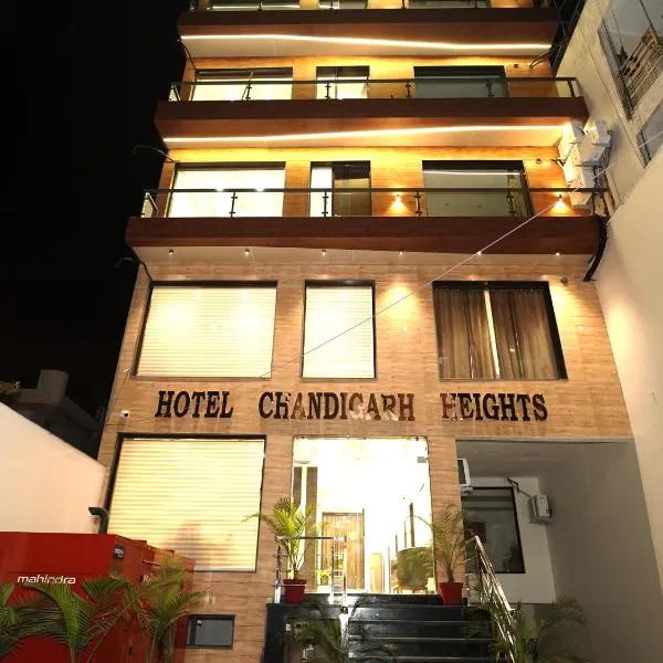 Hotel Chandigarh Heights - Airport Road Manali Highway Transit Hotel, hotel di Kharar