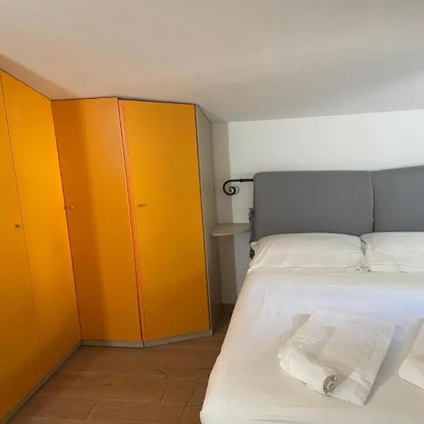 Confortevole camera matrimoniale con terrazza a 500 mt dal mare, hotel in Marina di Carrara