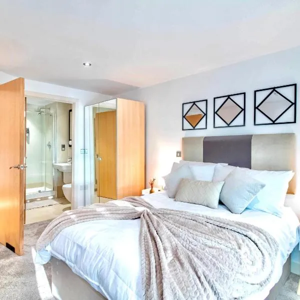 2-Bed 2 Bath Apartment at Leeds Dock with Balcony, hotel en Leeds