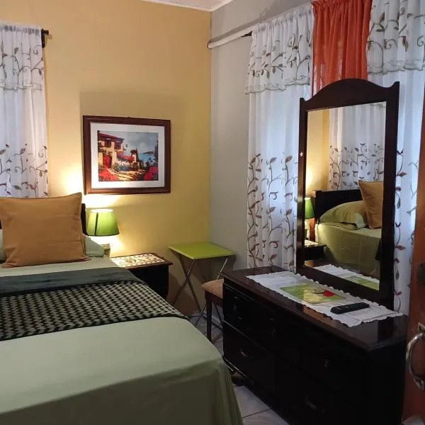 Ultimate Freedom Bed and Breakfast, hotelli kohteessa Santa Cruz