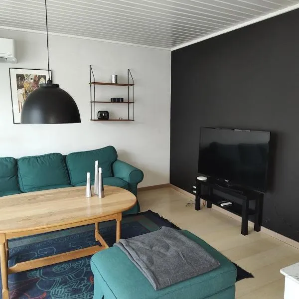 Great apartment by Sjøsanden with sea view, hotel v destinaci Mandal