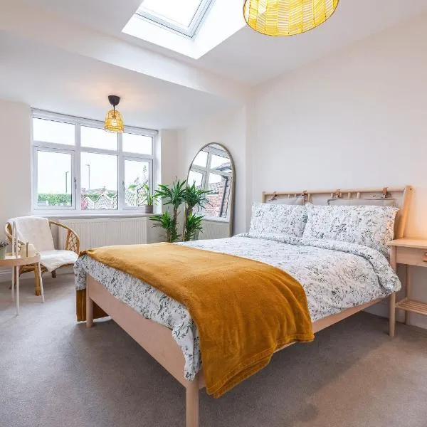 Nature Inspired Bungalow with 3 rooms - 10 mins from Manchester Airport、Timperleyのホテル