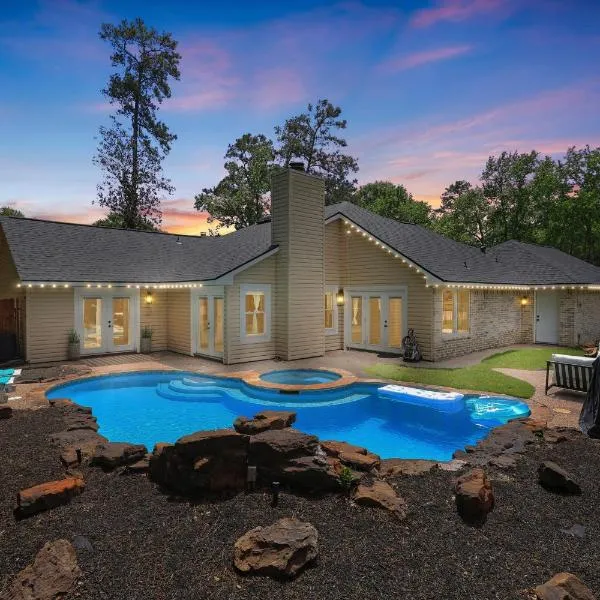 Woodbridge Bungalow - Private Villa Near IAH - Pool, hotel v destinaci Houston