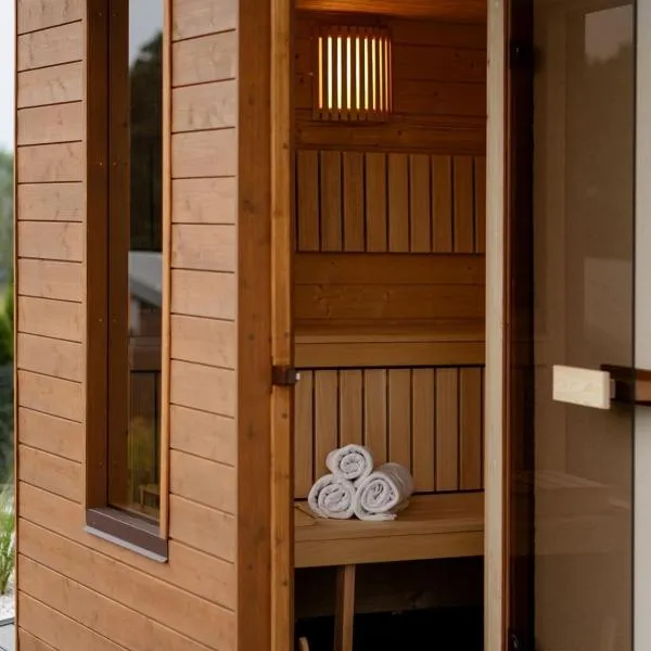 Foggy Forest Apartment with Private Sauna, hotel in Kudowa-Zdrój