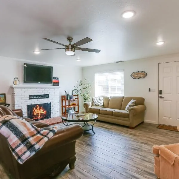 Mtn-View Home with Patio and Grill in Woodlake, khách sạn ở Woodlake