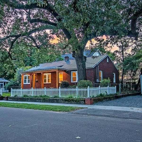Delsey family home steps away from Park Circle, Hotel in Charleston