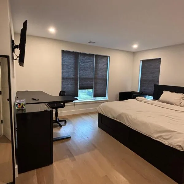 Modern bedroom in Weymouth with private bath, hotel in Weymouth