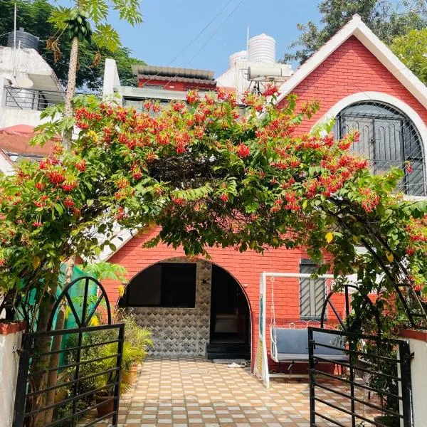 HOSTEL LIVHUB- Perfect stay for working professionals in Viman Nagar, khách sạn ở Pune