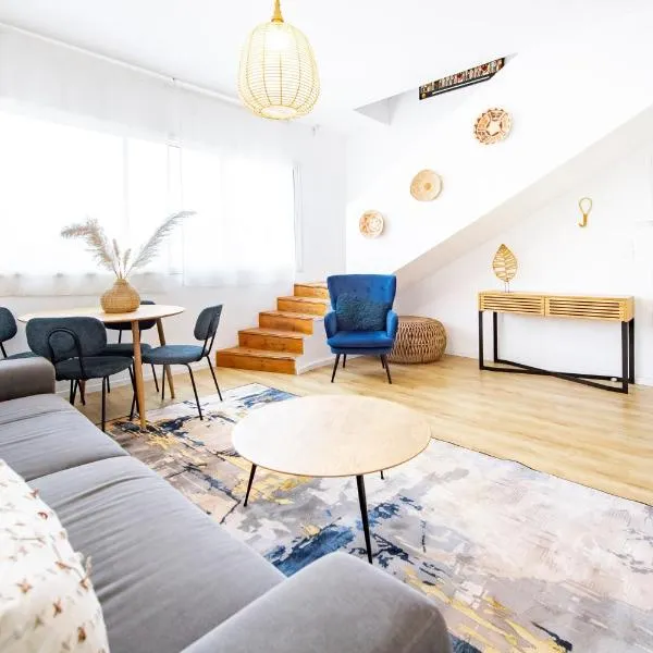 Amazing spacious Duplex with balcony and MAMAD, hotel in Tel Aviv