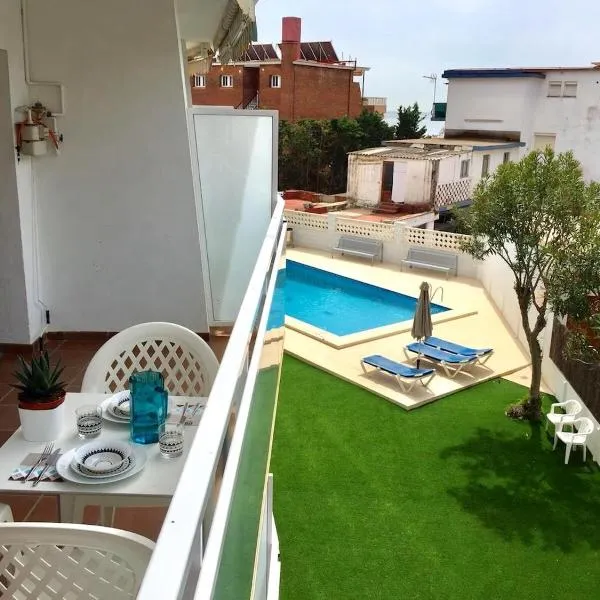 Apartment with Pool 50 meters to the beach、カステルデフェルスのホテル