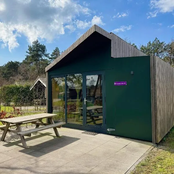 Duurzame cabin, gelegen in de natuur aan zee, hotel in Callantsoog