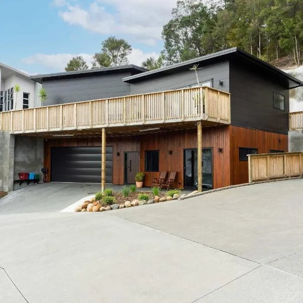 Riverside Heights Two Story Townhouse with a View, hotel in Whangarei