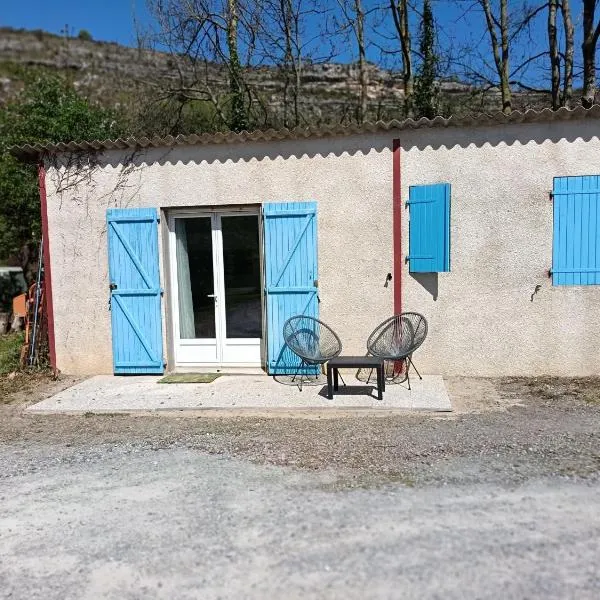 LA FALAISE - Quiet T3 apartment with private parking, hotel v destinaci Caucalières