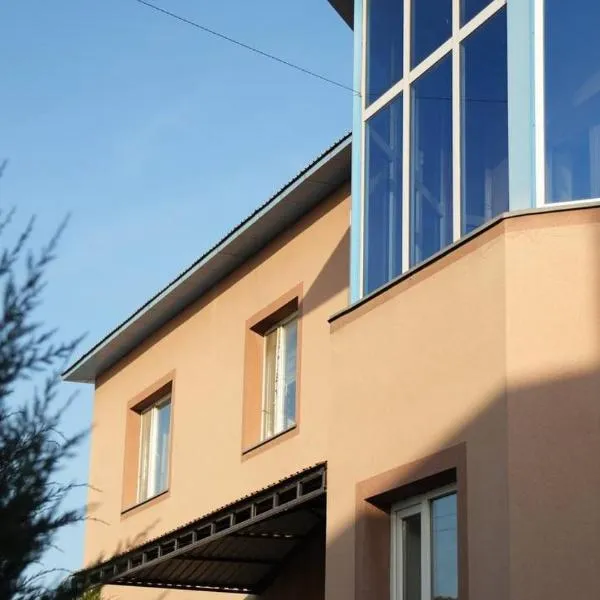 Hostelhome, hotel in Türkistan