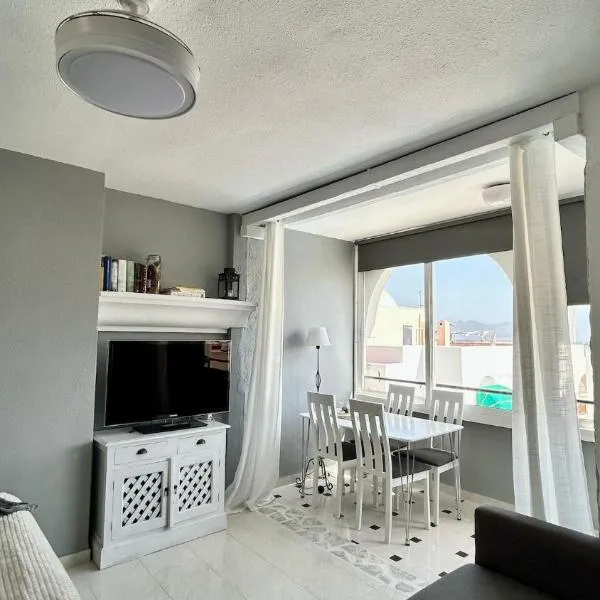 Studio with pool and sunrise view at 10 min beach walk, מלון בפוארטו דה מזארון