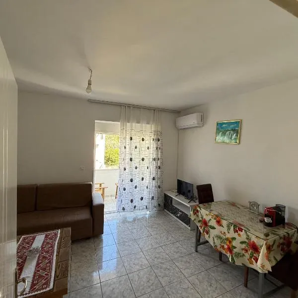 Lukova's Vacation Home, hotell sihtkohas Lukovë