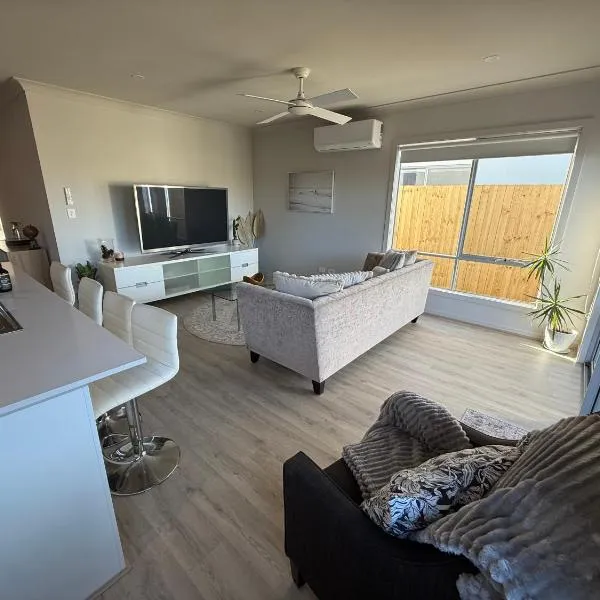 Your Coastal Haven - Brand New Home by the Bay!、Deception Bayのホテル