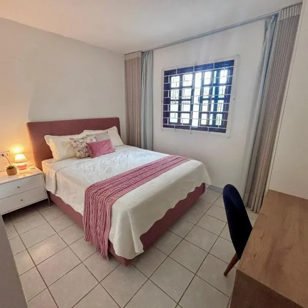 Casa em Curitiba perto da Pedreira e Opera de Arame, com Ar Condicionado 3Quartos, hotel in Curitiba