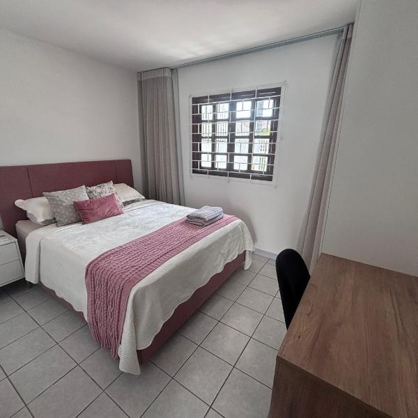 Casa em Curitiba perto da Pedreira e Opera de Arame, com Ar Condicionado 3Quartos - Foto 2