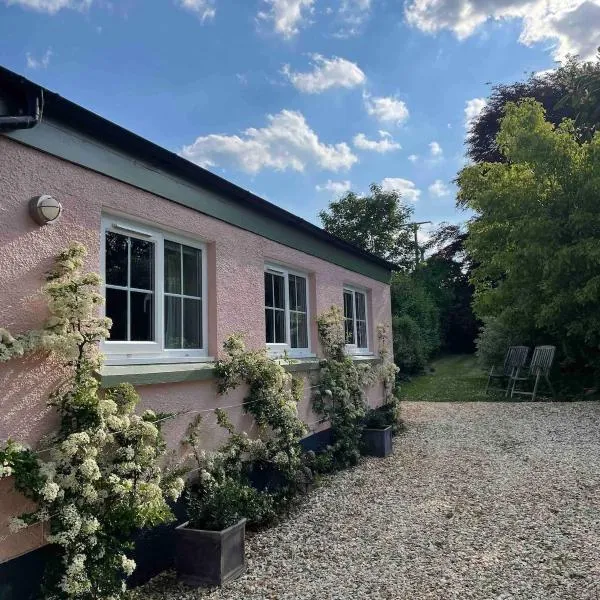 Garden cottage near River Exe, hotel v destinaci Brampford Speke