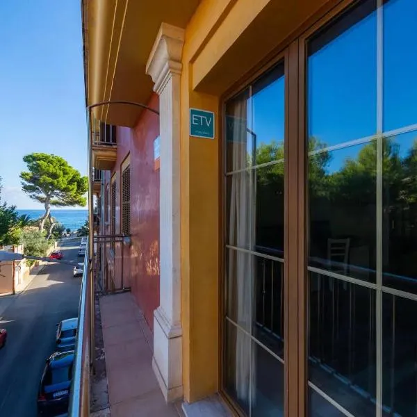 Sa Coromina & Sa Estany Apartments Spacious 2x140 m2 - 1 min Walk to Beach and Restaurants、カラ・ラトハダのホテル