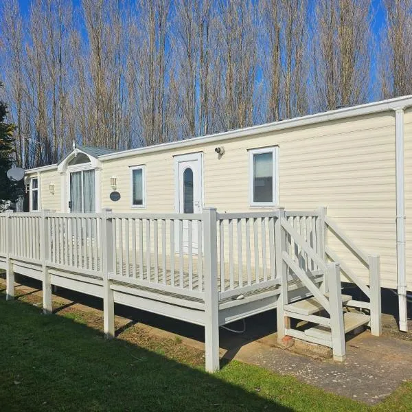 Lovely Caravan At Manor Park, Nearby Hunstanton Beach In Norfolk Ref 23029T, hotel in Hunstanton