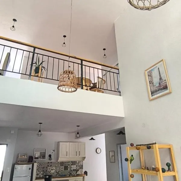Amplio loft acogedor, súper luminoso y seguro, en el corazón de Tigre, hotel in Tigre