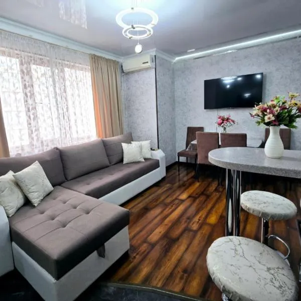 2х-ком Люкс Желтоксан 17а - 6й этаж лифт есть, hôtel à Chimkent