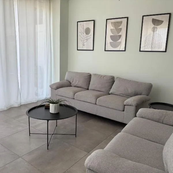 Karamela Apartment, מלון בKambánion