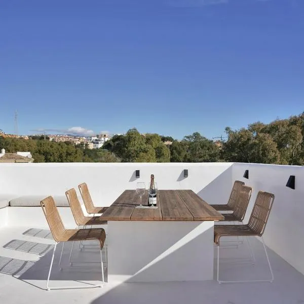 Modern Penthouse with Panoramic Views in Calahonda, hotel en Sitio de Calahonda