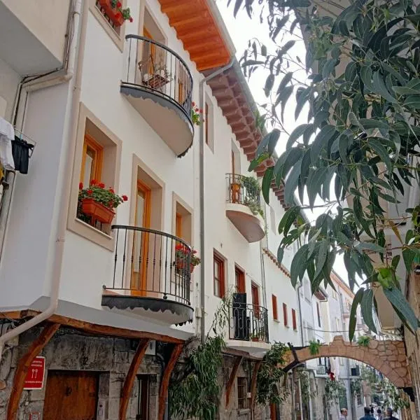 El Patio de Vespasiano-Calera- vistas a la iglesia junto al puerto, hotel v destinaci Castro-Urdiales