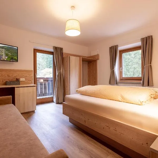 SAN PIETRO DOLOMITI Small Budget Hotel、オルティゼーイのホテル