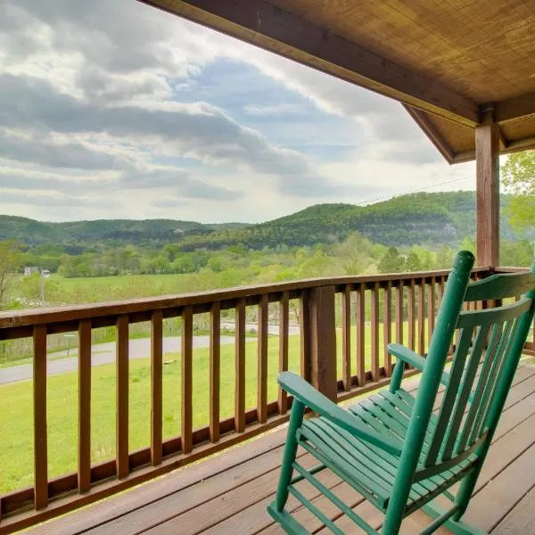 Close to River and Hiking Cabin in Mountain View, hotel in Mountain View