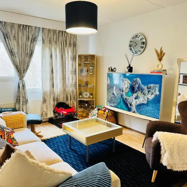 Modern Home in Peaceful Area with Private Lawn, BBQ & Free Parking, hotel v destinaci Kauniainen
