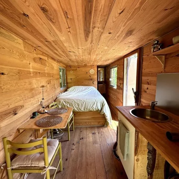 Roulotte pour amoureux de la nature, hotel v destinácii Bugarach