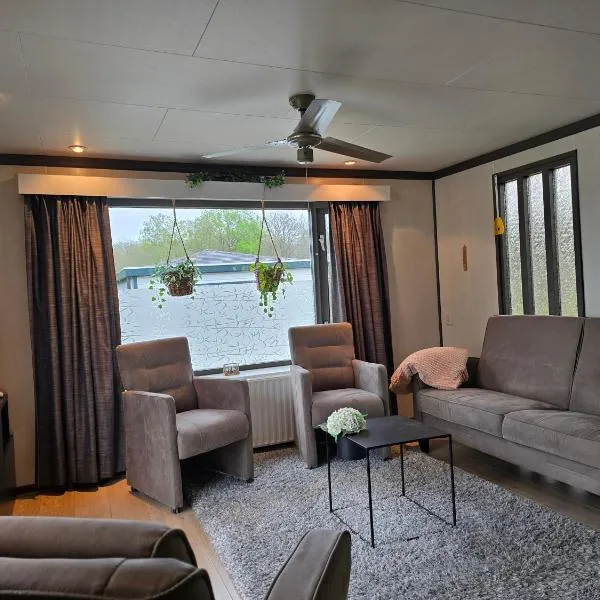 Nette chalet nabij het bos, hotel en Anloo