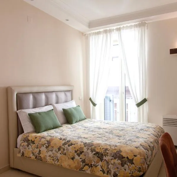 Opera 5, hotel sa Naples