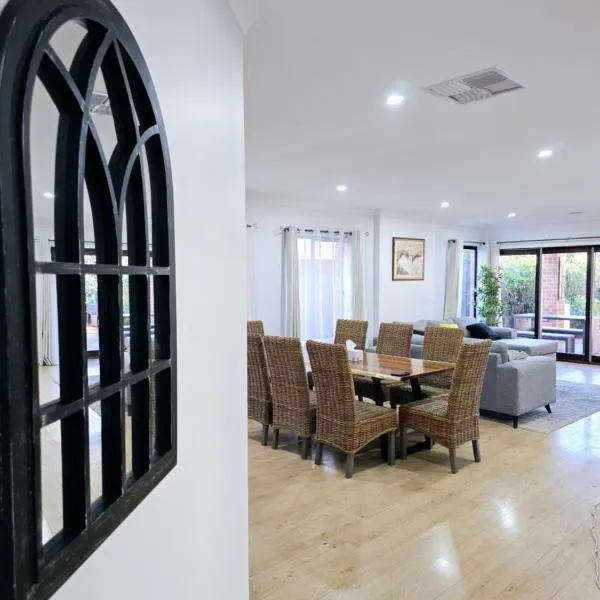 Spacious and stylish house, close to Metro, fully AC, hotel em Williams Landing