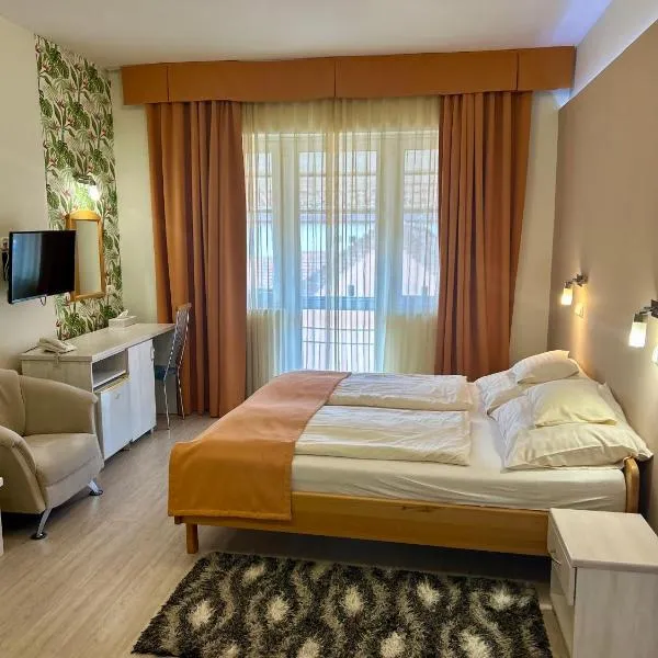 Hotel Négy Évszak – hotel w Hajduszoboszlo