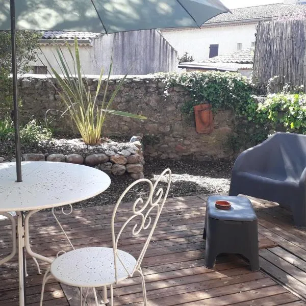 Studio Centre Vallon jardin parking 800m Marché Rivière et Commerces, hotel in Vallon-Pont-dʼArc