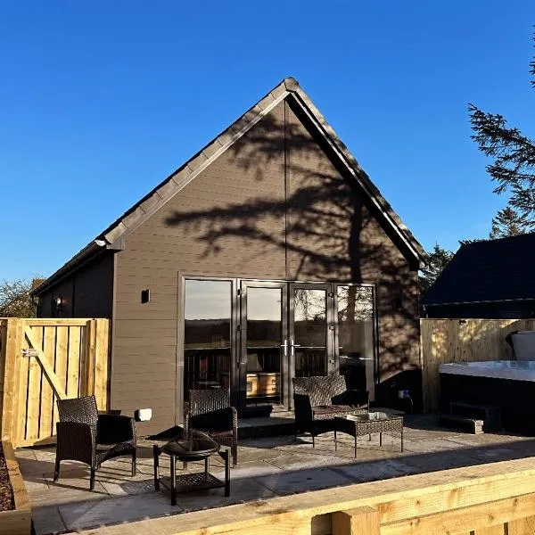 Fir Tree Lodge - Luxurious Lodge with Hot Tub on the NC500 - Thrumster Lodges, hotel a Wick