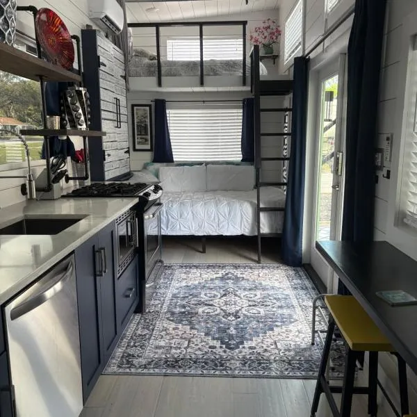 Pet Friendly, Modern tiny house in vibrant Clermont、クラモントのホテル