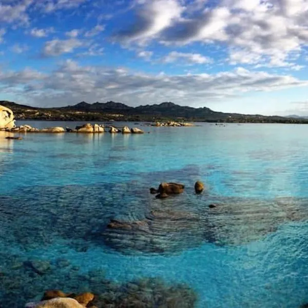 Cozy studio immersed in the countryside, hotel in La Maddalena