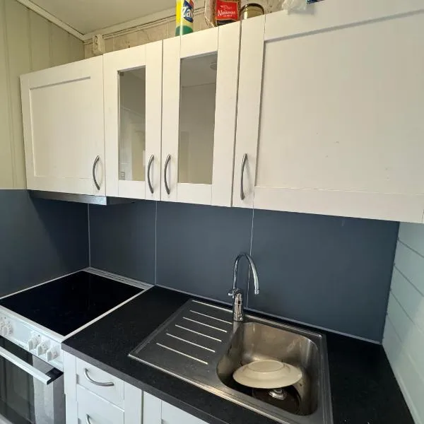 Small apartment in Elnesvågen, hotel v destinaci Svinøya